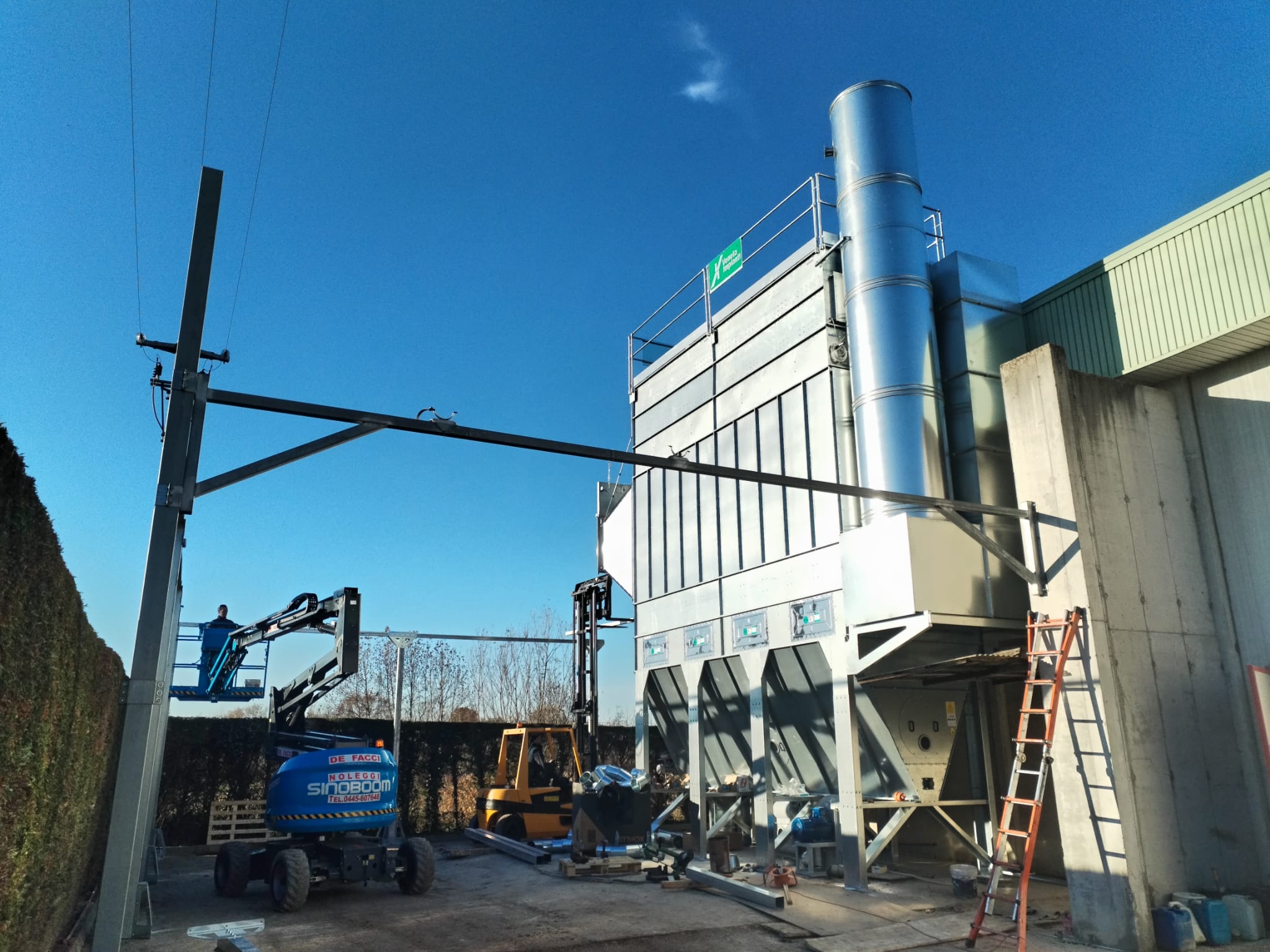 La imponente estructura del filtro FMPJ 300 instalado en las instalaciones del cliente.